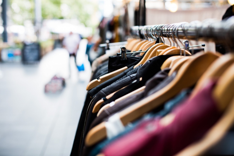 vitrine-BAUDINARD SUR VERDON-min_blur_close_up_focus_hanger_jacket_market_people_rack-1176303